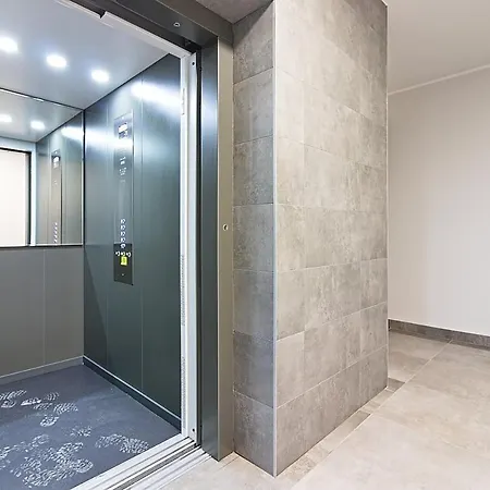 Varsovia 19 Parking Apartment