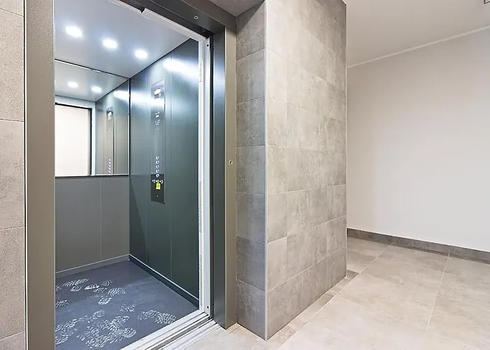 Varsovia 19 Parking Apartament